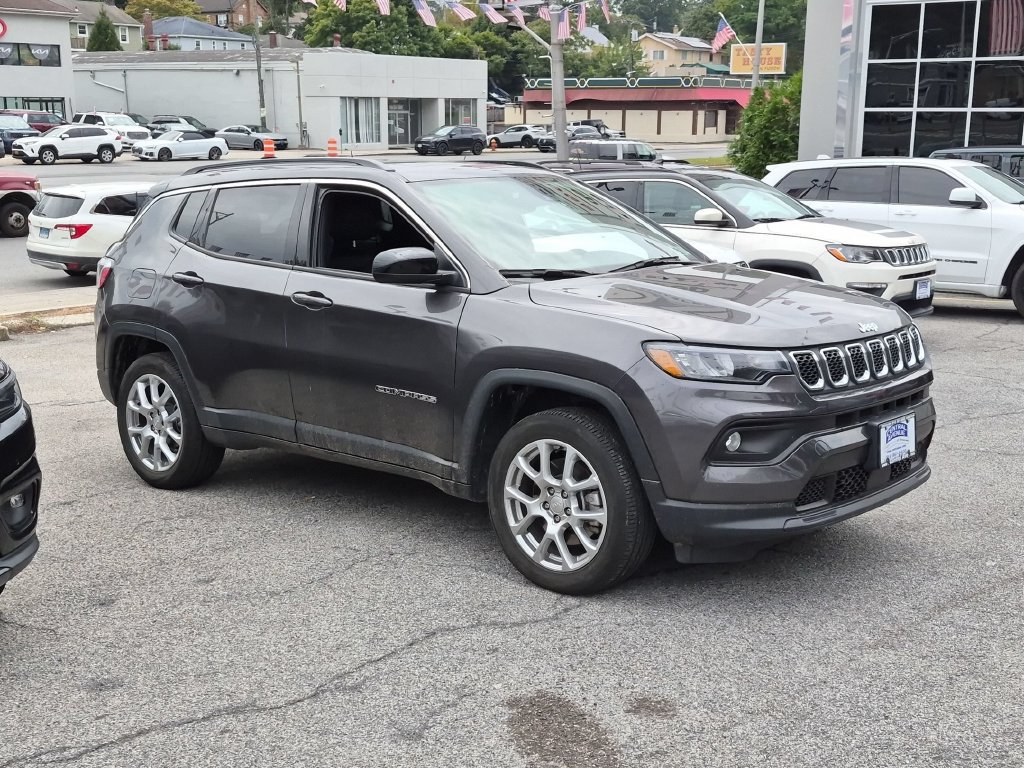 Used 2023 Jeep Compass Latitude w/ Sun and Sound Group AWD/4WD image 3