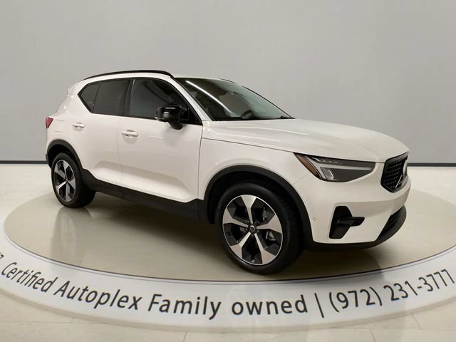 Used 2025 Volvo XC40 B5 Plus AWD/4WD image 7
