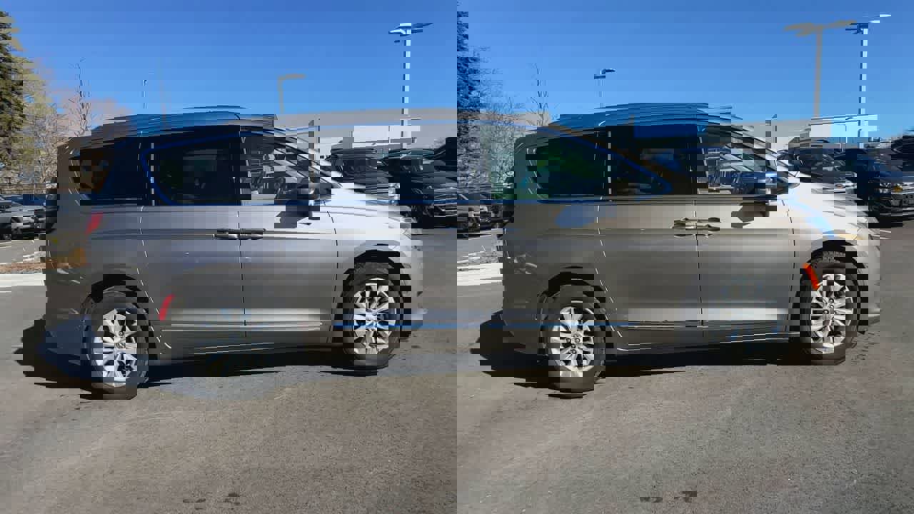 Used 2018 Chrysler Pacifica Touring-L image 9