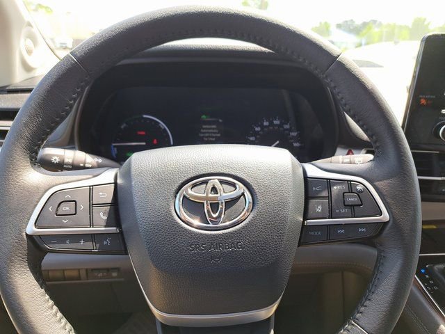 Certified 2022 Toyota Sienna XLE w/ XLE Plus Package FWD image 15