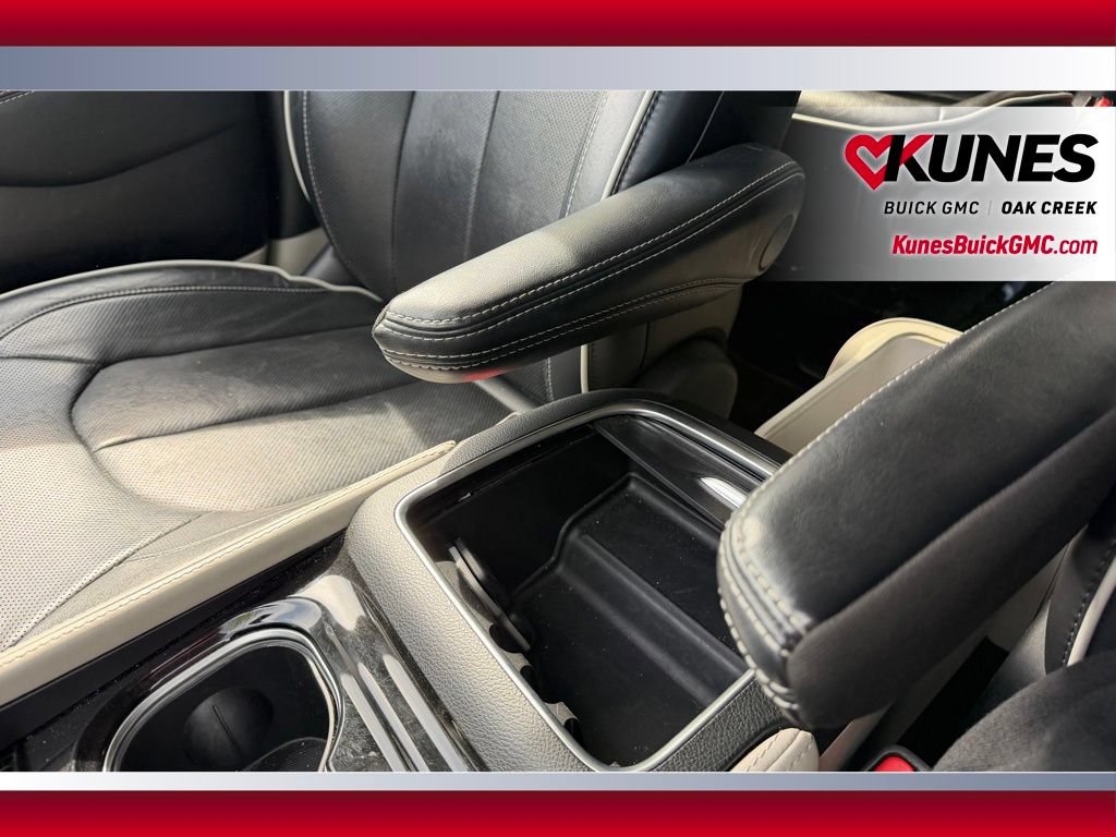 Used 2023 Chrysler Pacifica Limited FWD image 14