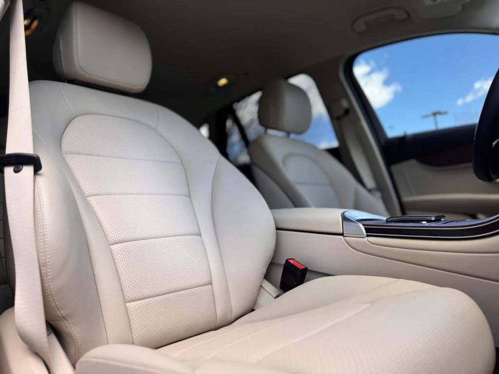 Used 2022 Mercedes-Benz GLC 300 4MATIC w/ Premium Package Lite image 26