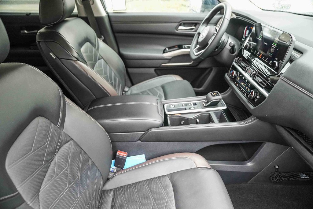 Used 2024 Nissan Pathfinder Platinum image 15