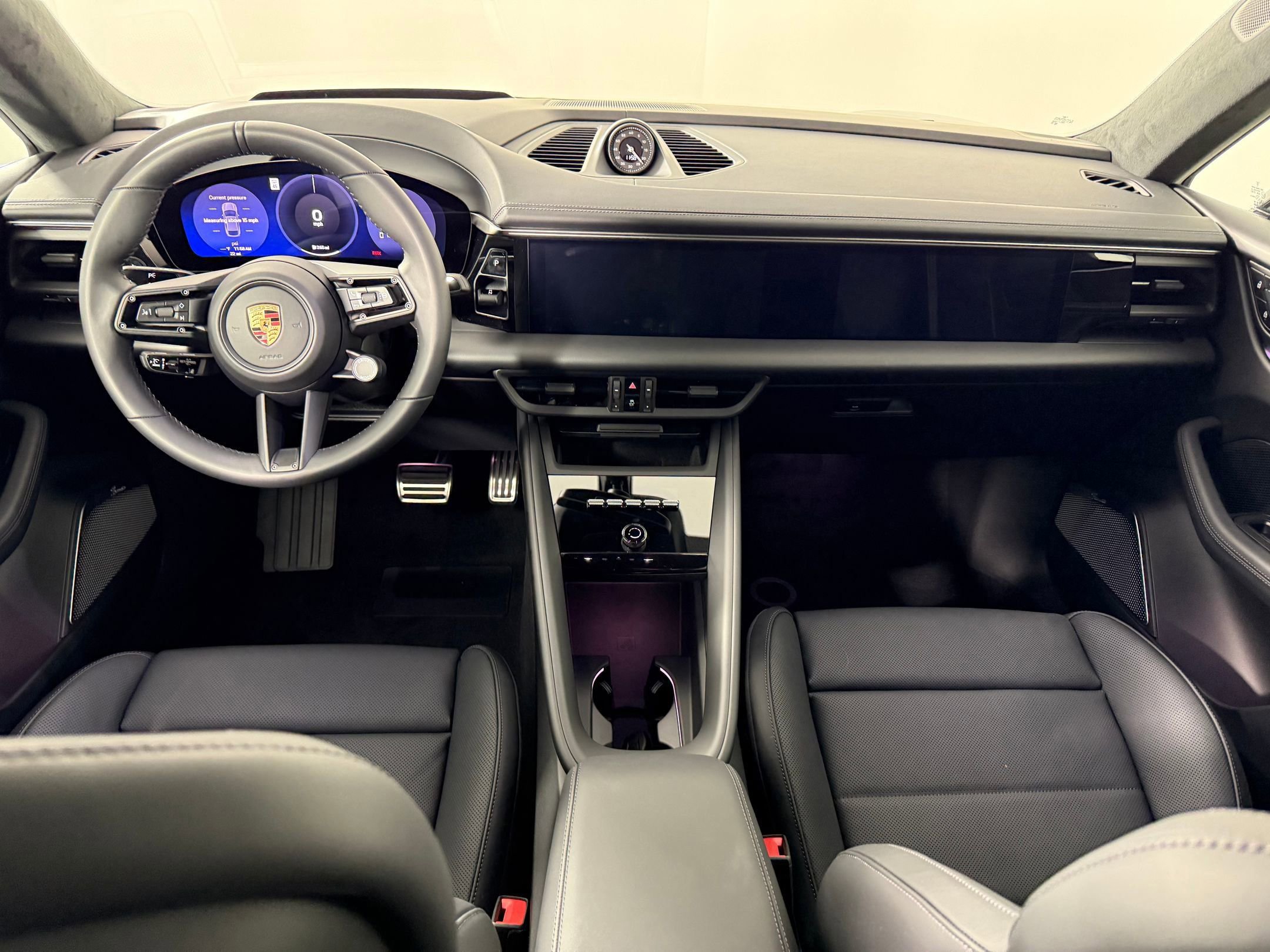 Certified 2025 Porsche Macan 4S Electric AWD/4WD image 17
