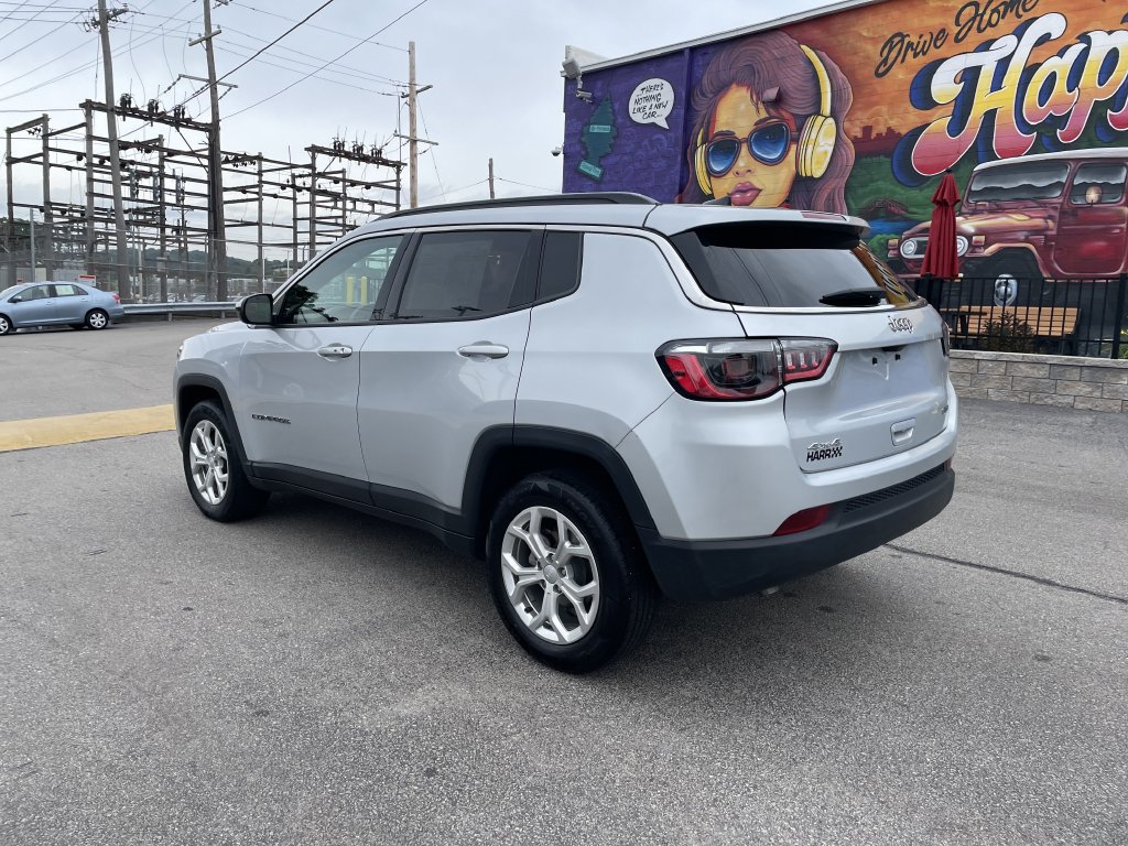 Used 2024 Jeep Compass Latitude AWD/4WD image 3