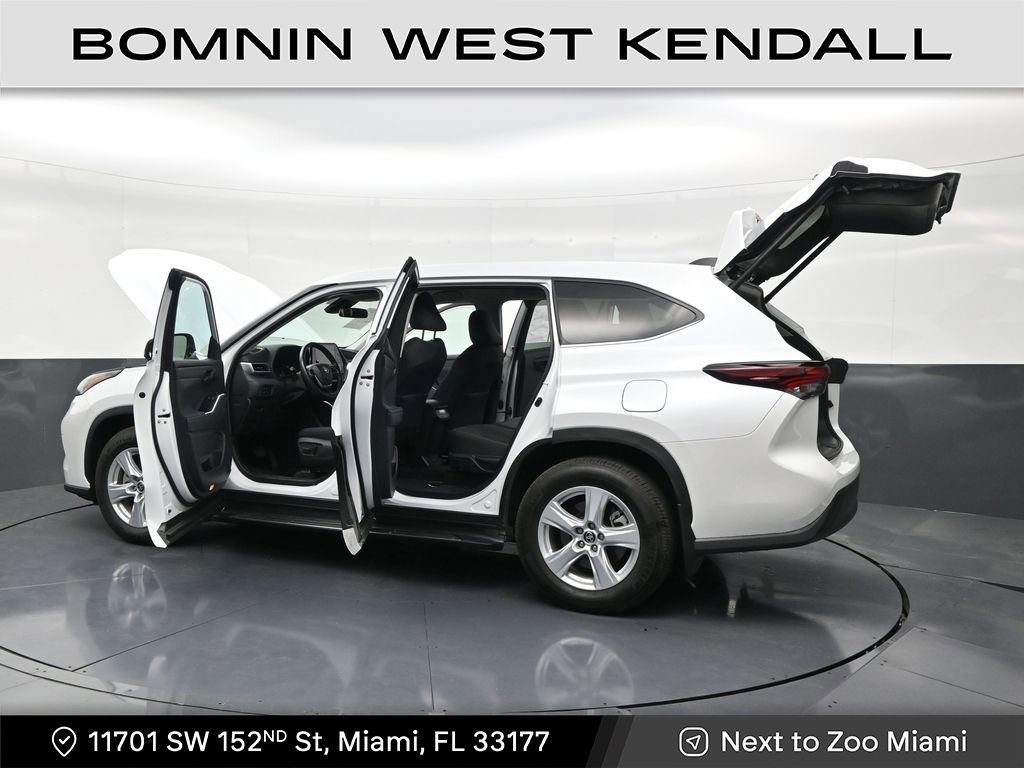 Used 2025 Toyota Highlander LE image 31