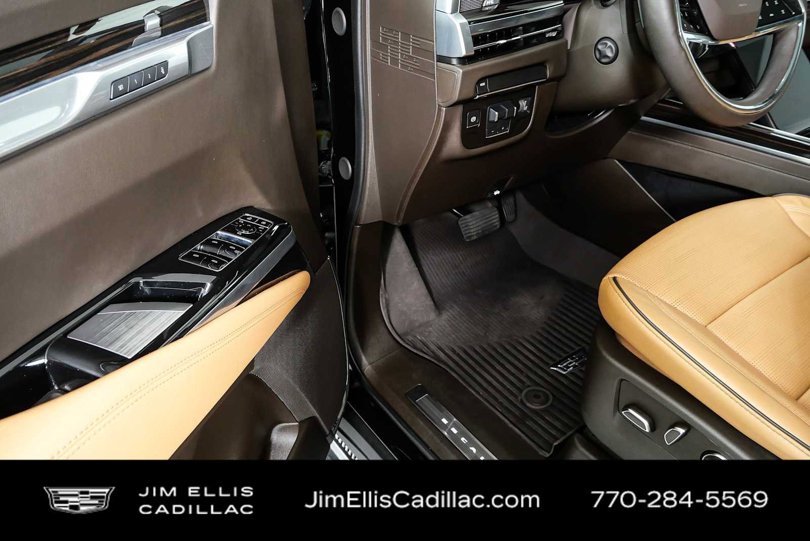Used 2025 Cadillac Escalade Premium Luxury RWD image 8