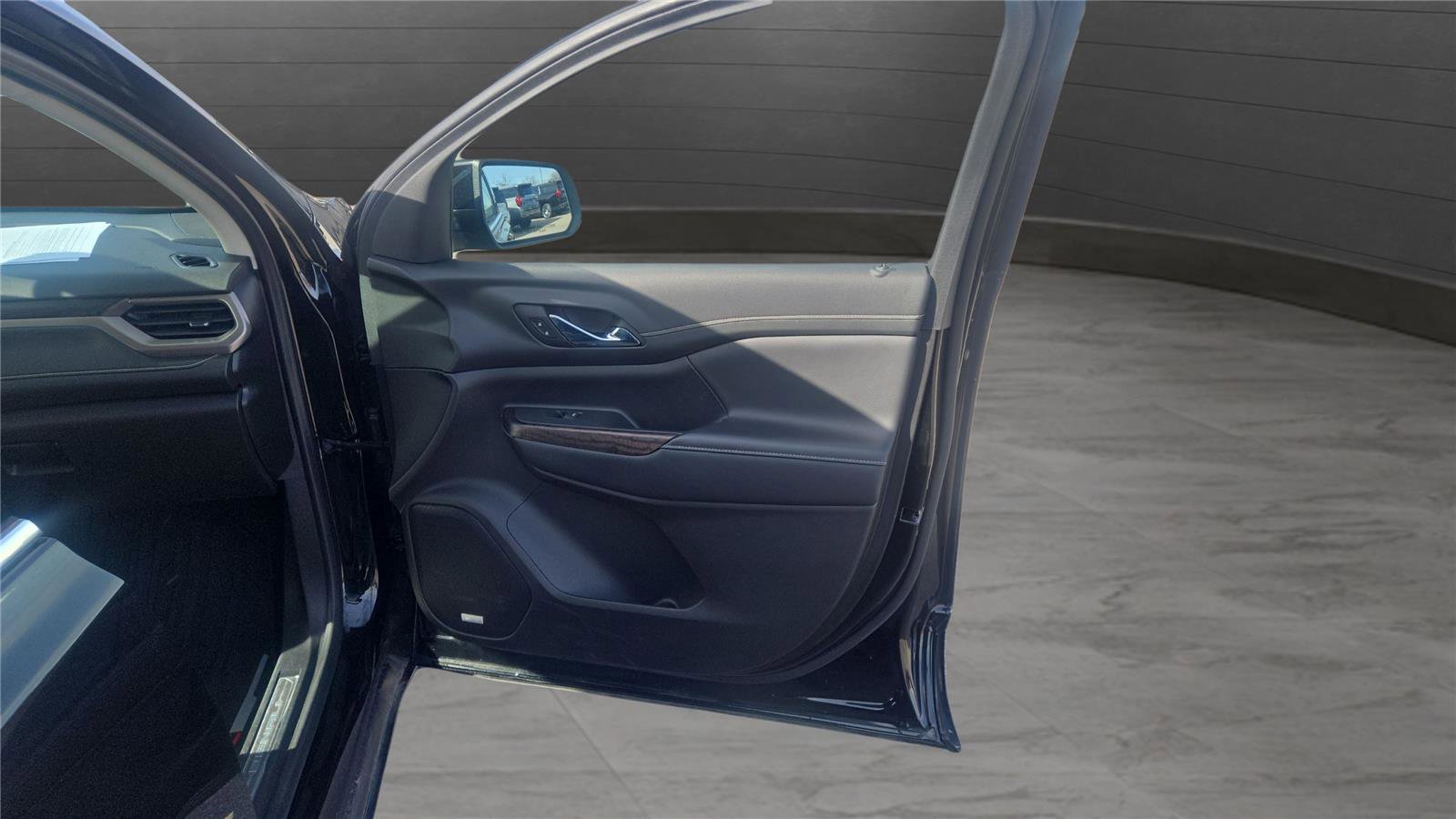 Used 2023 GMC Acadia Denali w/ Denali Ultimate Package image 24