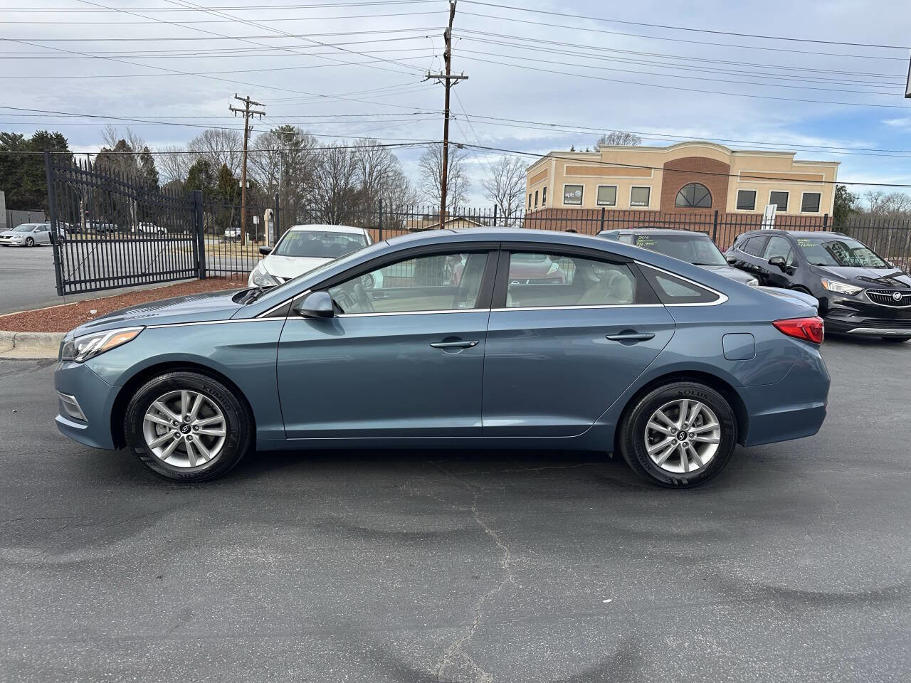 Used 2015 Hyundai Sonata SE w/ Option Group 09 FWD image 8