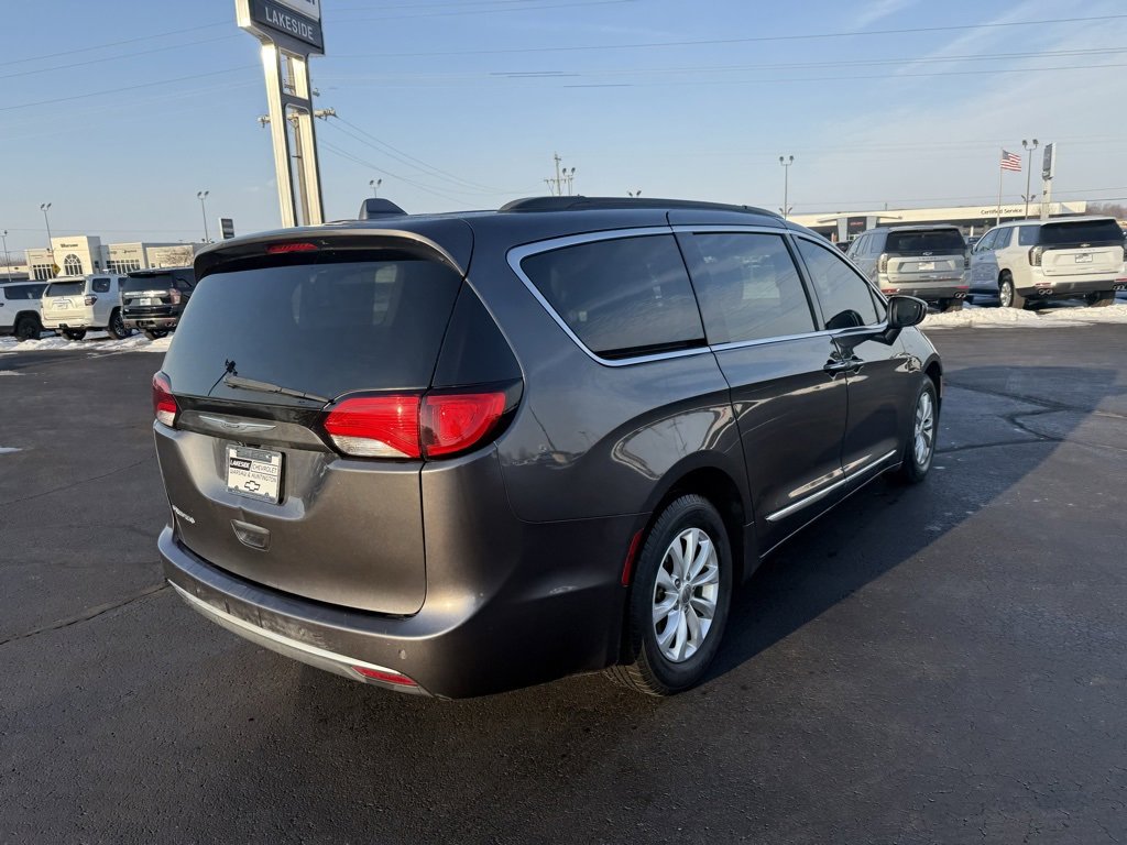 Used 2017 Chrysler Pacifica Touring-L image 3
