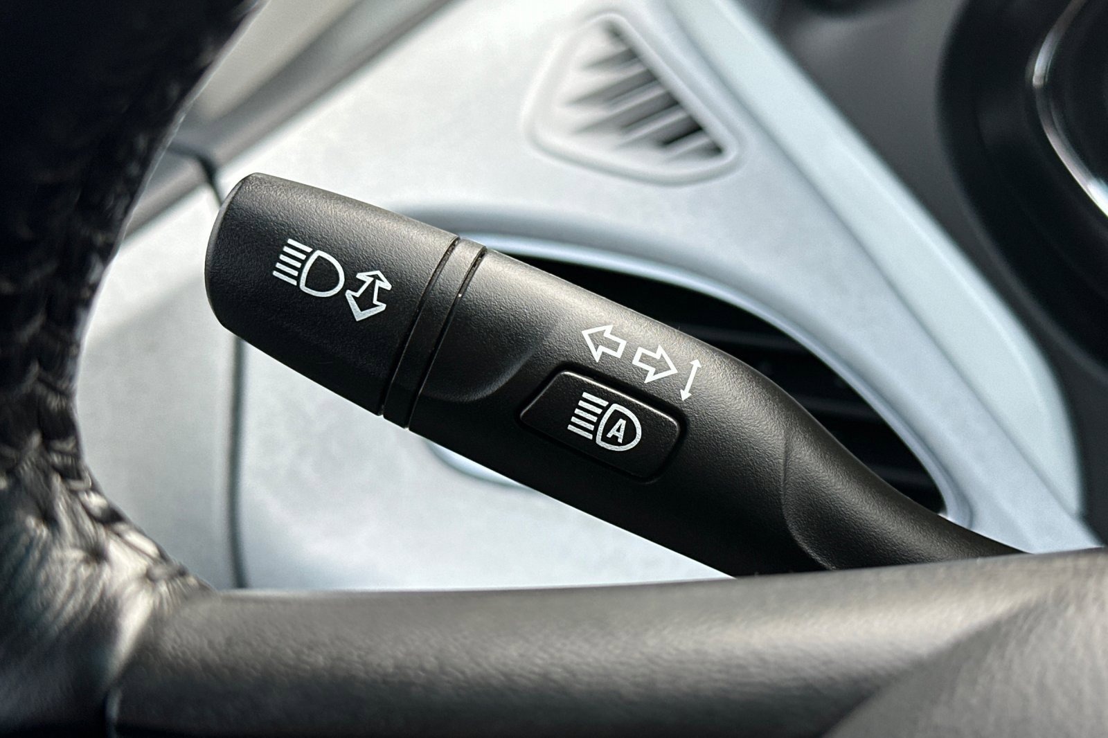 Used 2019 Chevrolet Bolt Premier w/ Infotainment Package image 38