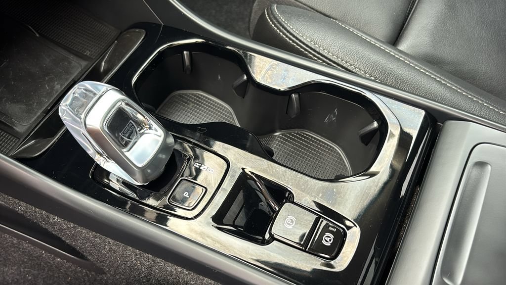Certified 2025 Volvo XC40 B5 Plus w/ Climate Package AWD/4WD image 23