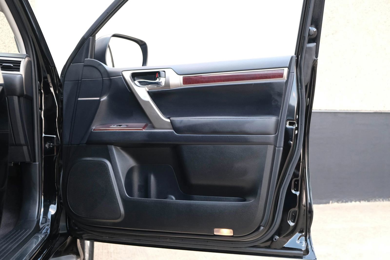 Used 2017 Lexus GX 460 image 32