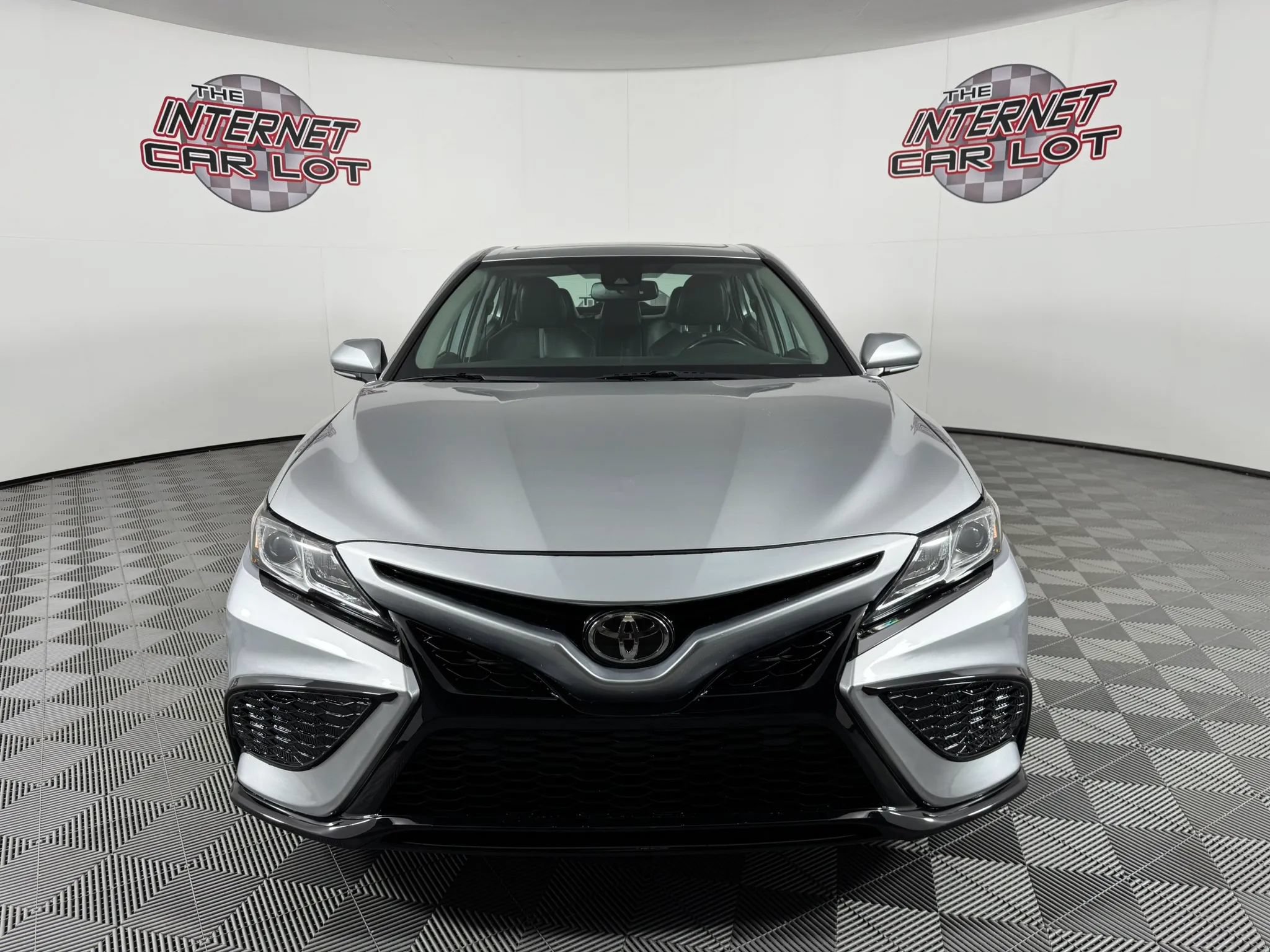 Used 2019 Toyota Camry SE w/ Convenience Package FWD image 2