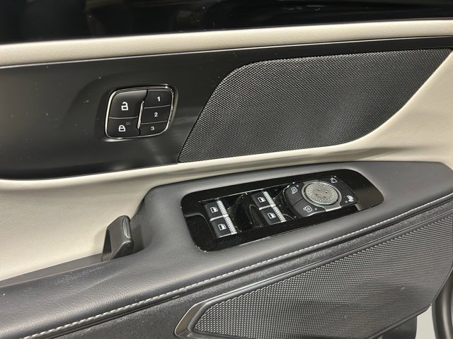 Used 2024 Lincoln Nautilus Reserve image 11