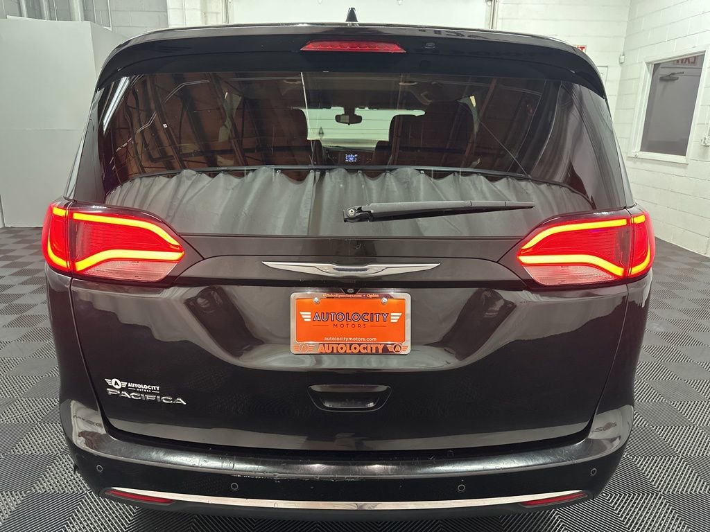 Used 2017 Chrysler Pacifica Touring-L image 8