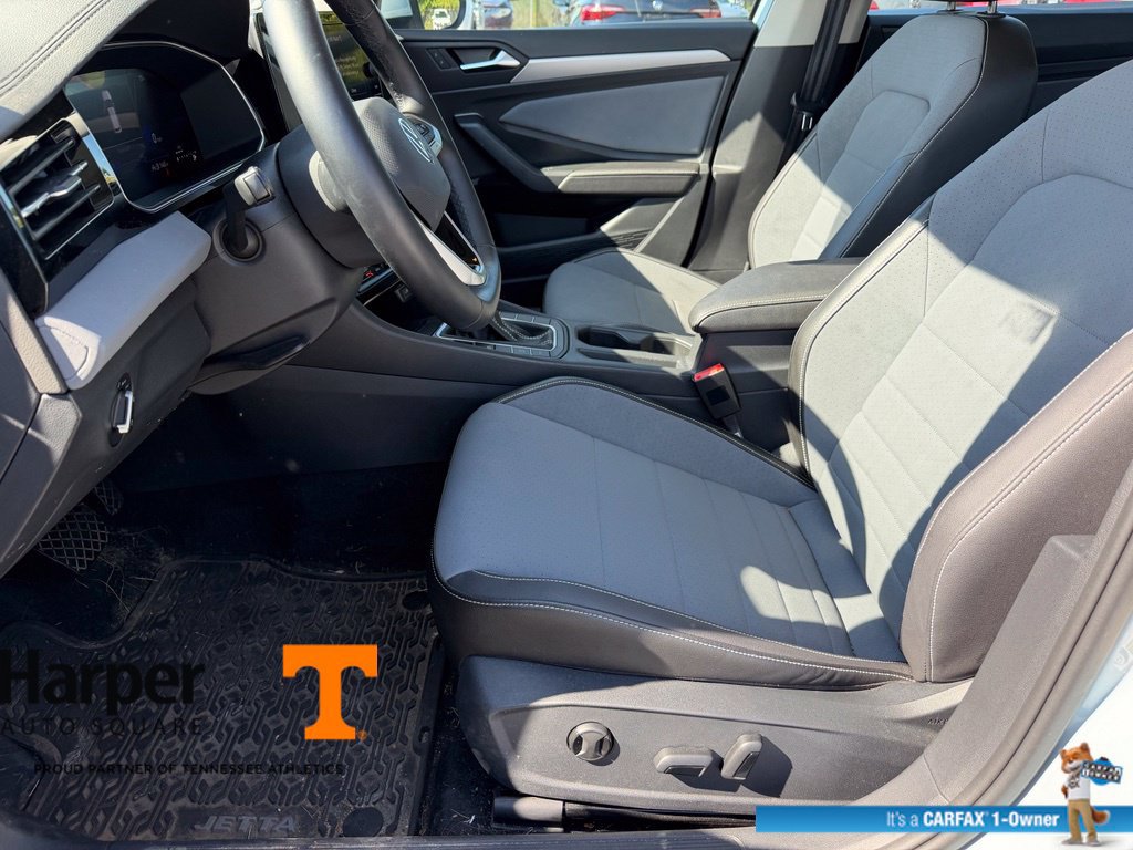 Used 2025 Volkswagen Jetta SE w/ Sunroof Package FWD image 13