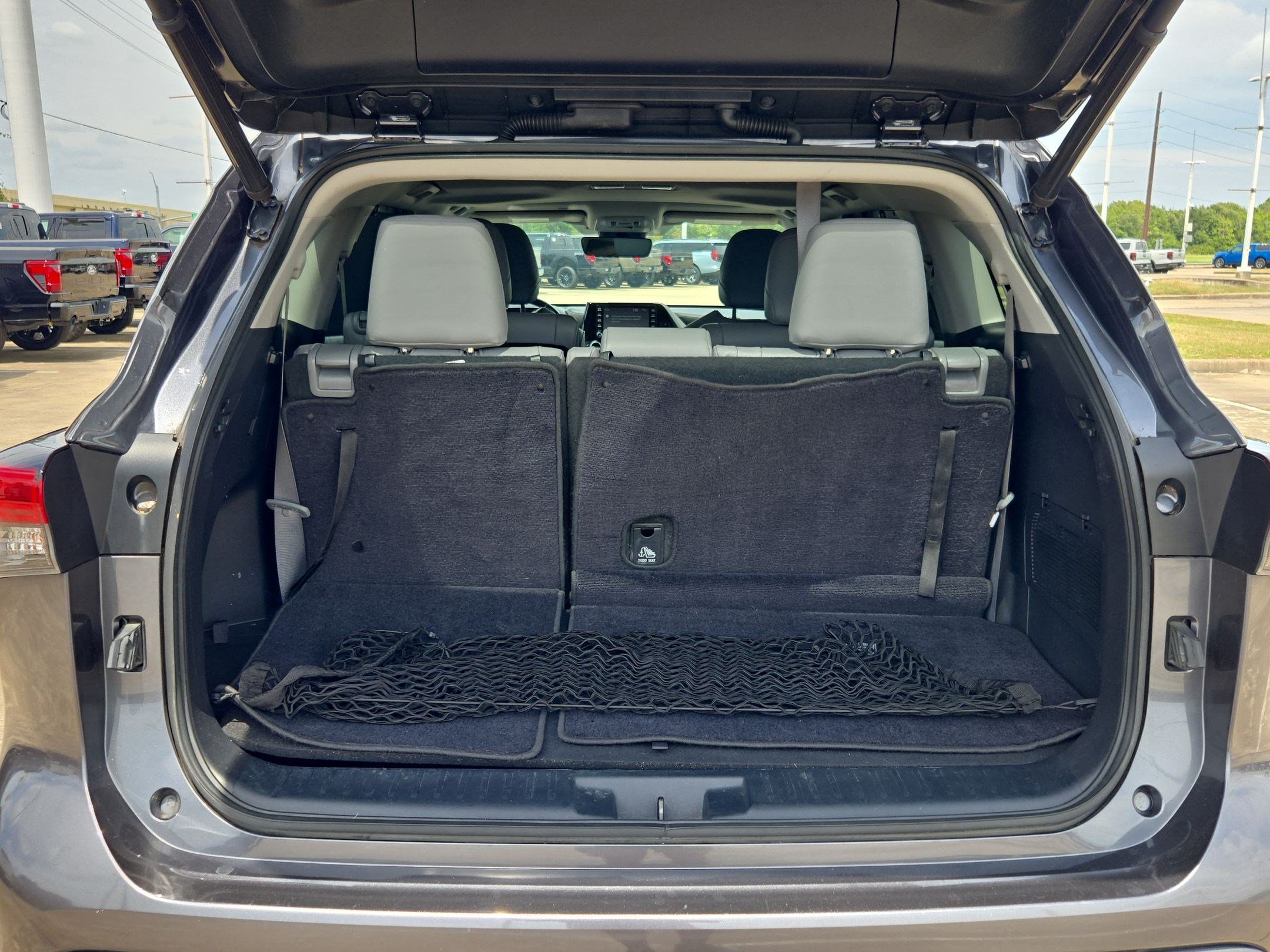 Used 2020 Toyota Highlander XLE FWD image 28