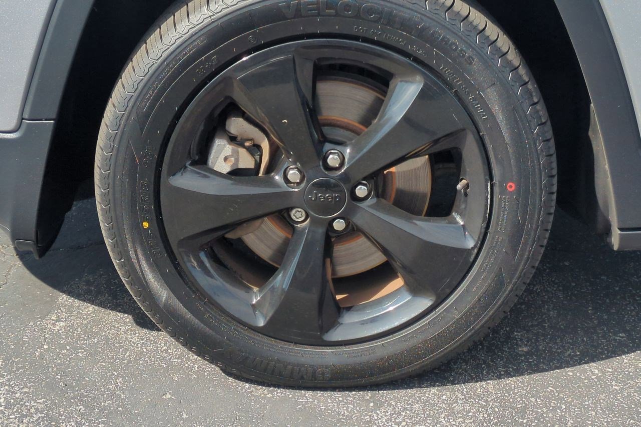 Used 2018 Jeep Cherokee Latitude w/ Altitude Package image 26