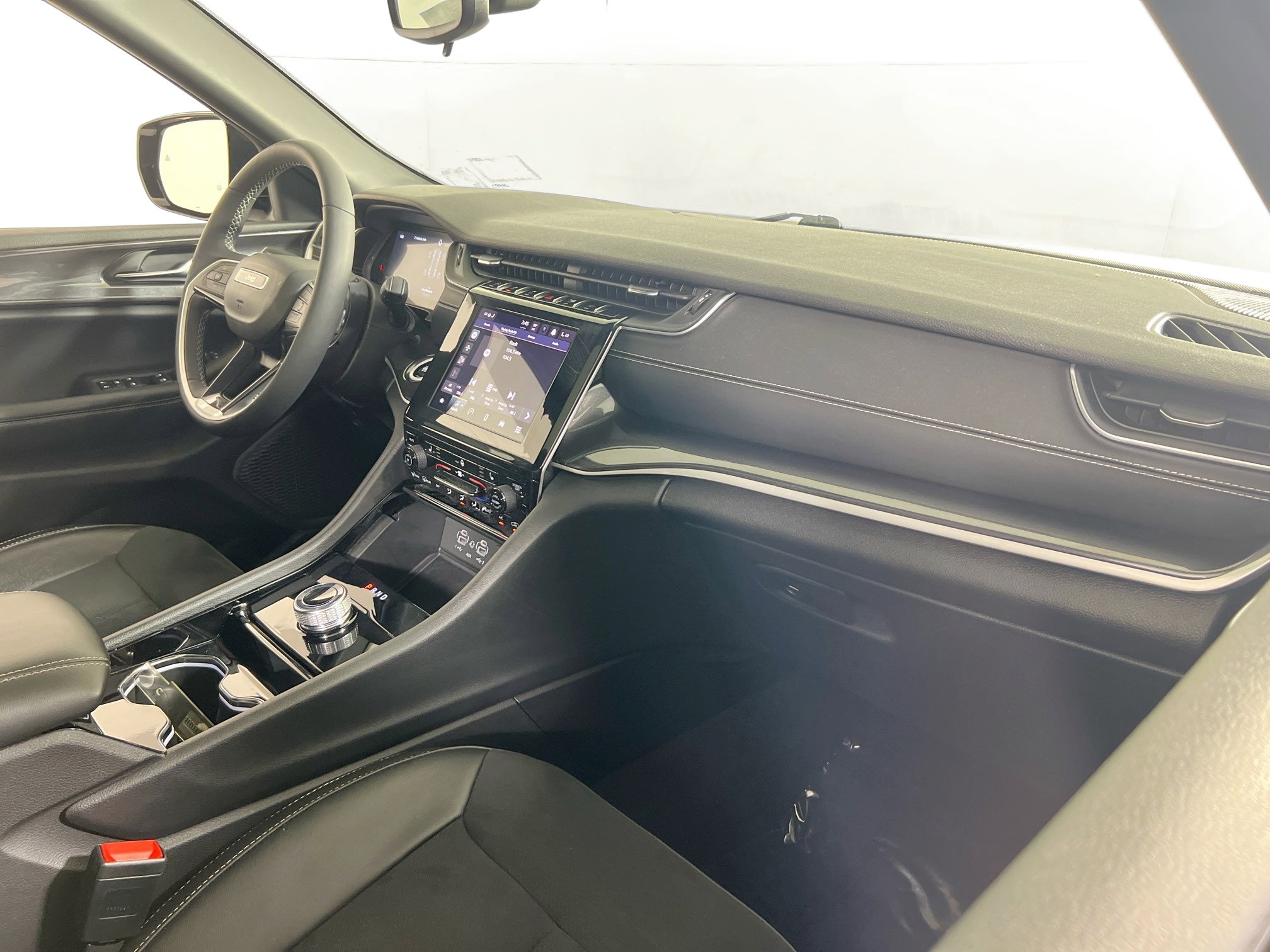 Used 2023 Jeep Grand Cherokee Altitude image 28