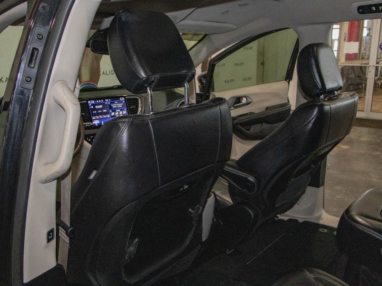 Used 2022 Chrysler Pacifica Touring-L image 9