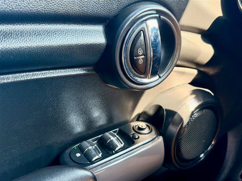 Used 2021 MINI Cooper 4-Door Hardtop FWD image 28