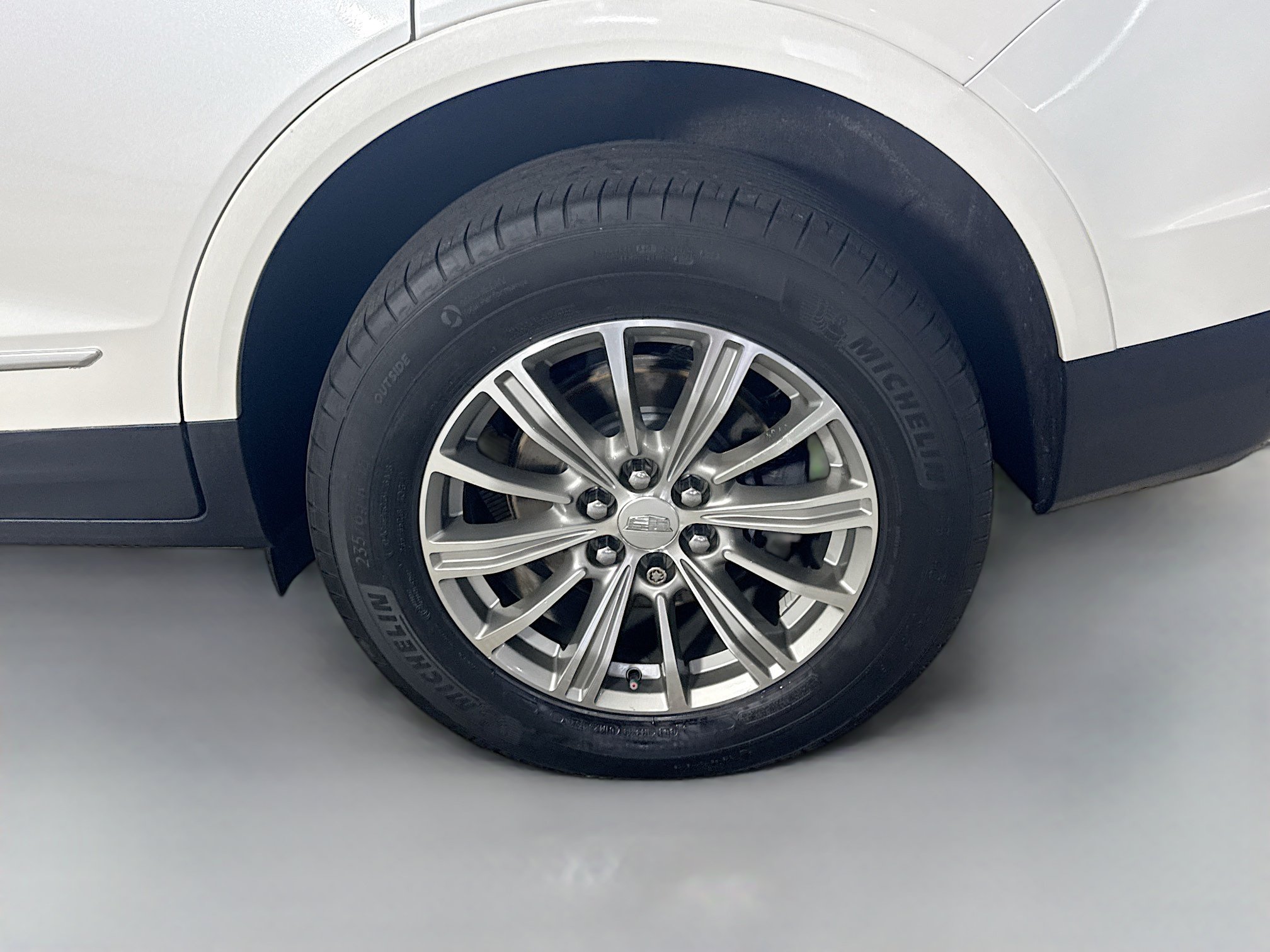 Used 2018 Cadillac XT5 Luxury w/ Driver Awareness Package FWD image 37