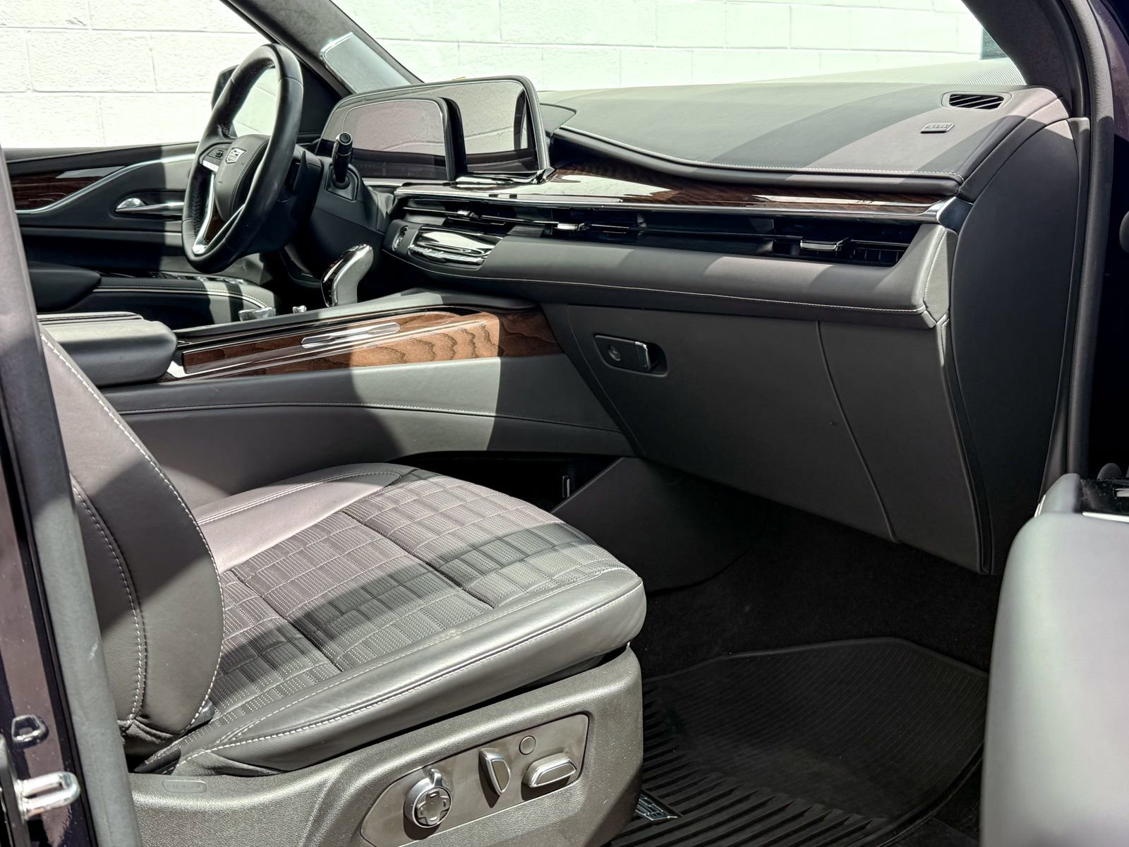 Certified 2022 Cadillac Escalade Premium Luxury Platinum w/ Heavy-Duty Trailer Package image 12