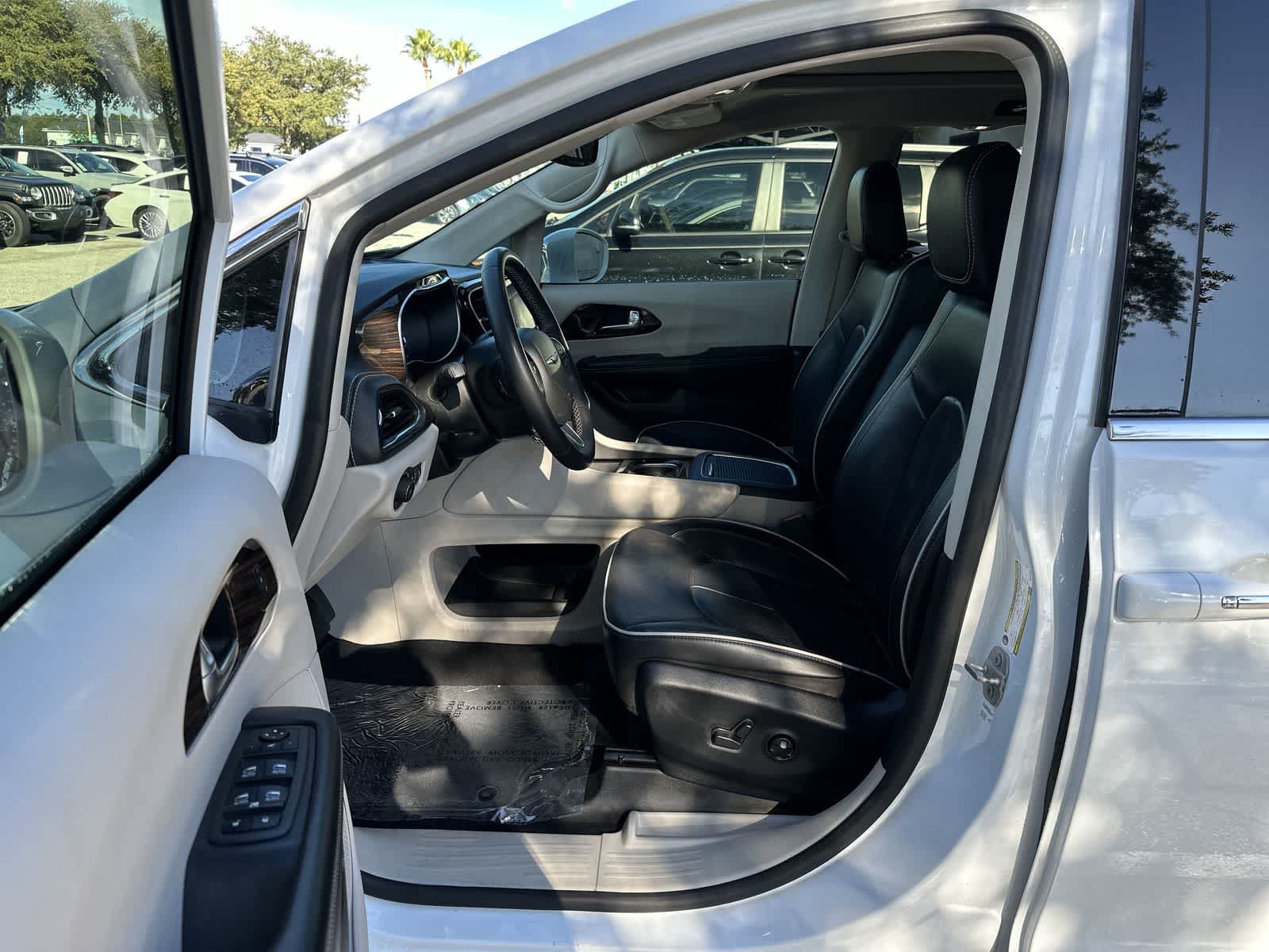 Used 2022 Chrysler Pacifica Limited w/ Uconnect Theater Family Group AWD/4WD image 2