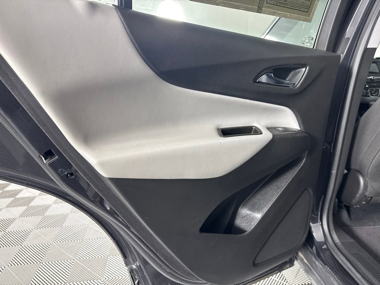 Used 2022 Chevrolet Equinox LS image 34