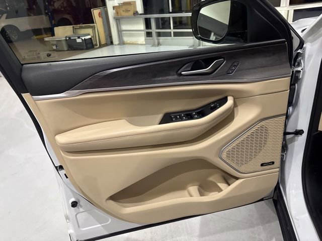 Used 2022 Jeep Grand Cherokee L Limited w/ Luxury Tech Group II image 11