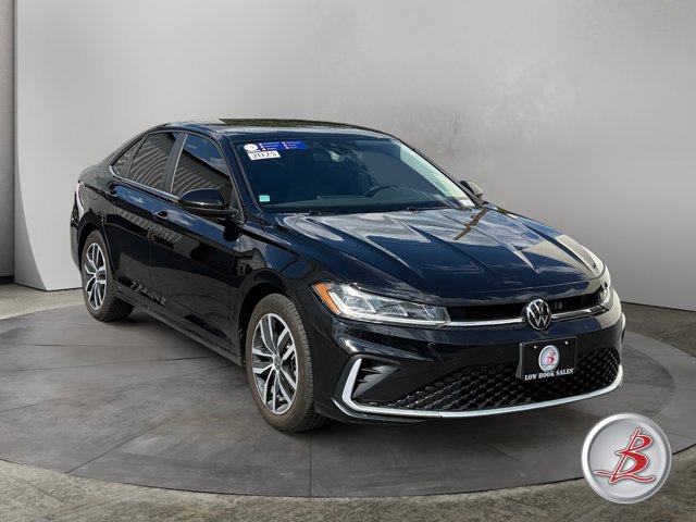 Used 2025 Volkswagen Jetta SE FWD image 1
