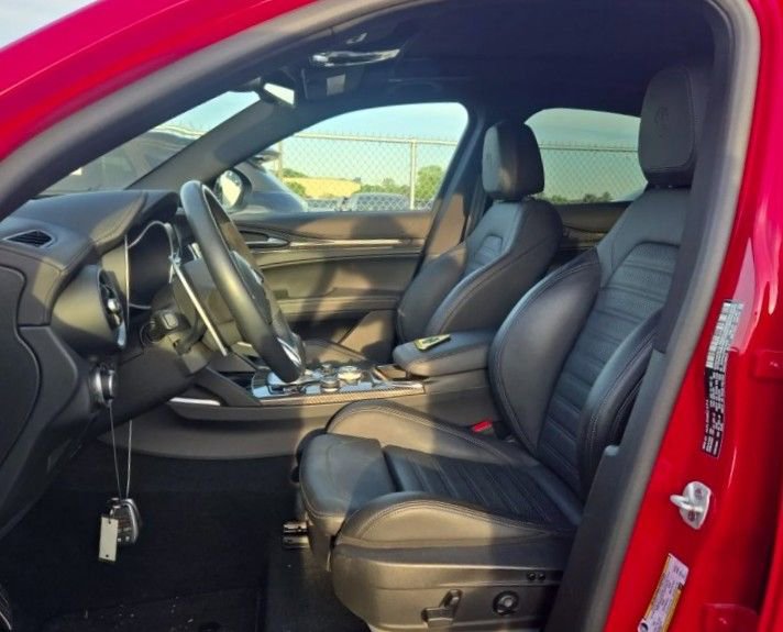 Used 2023 Alfa Romeo Stelvio Quadrifoglio image 4