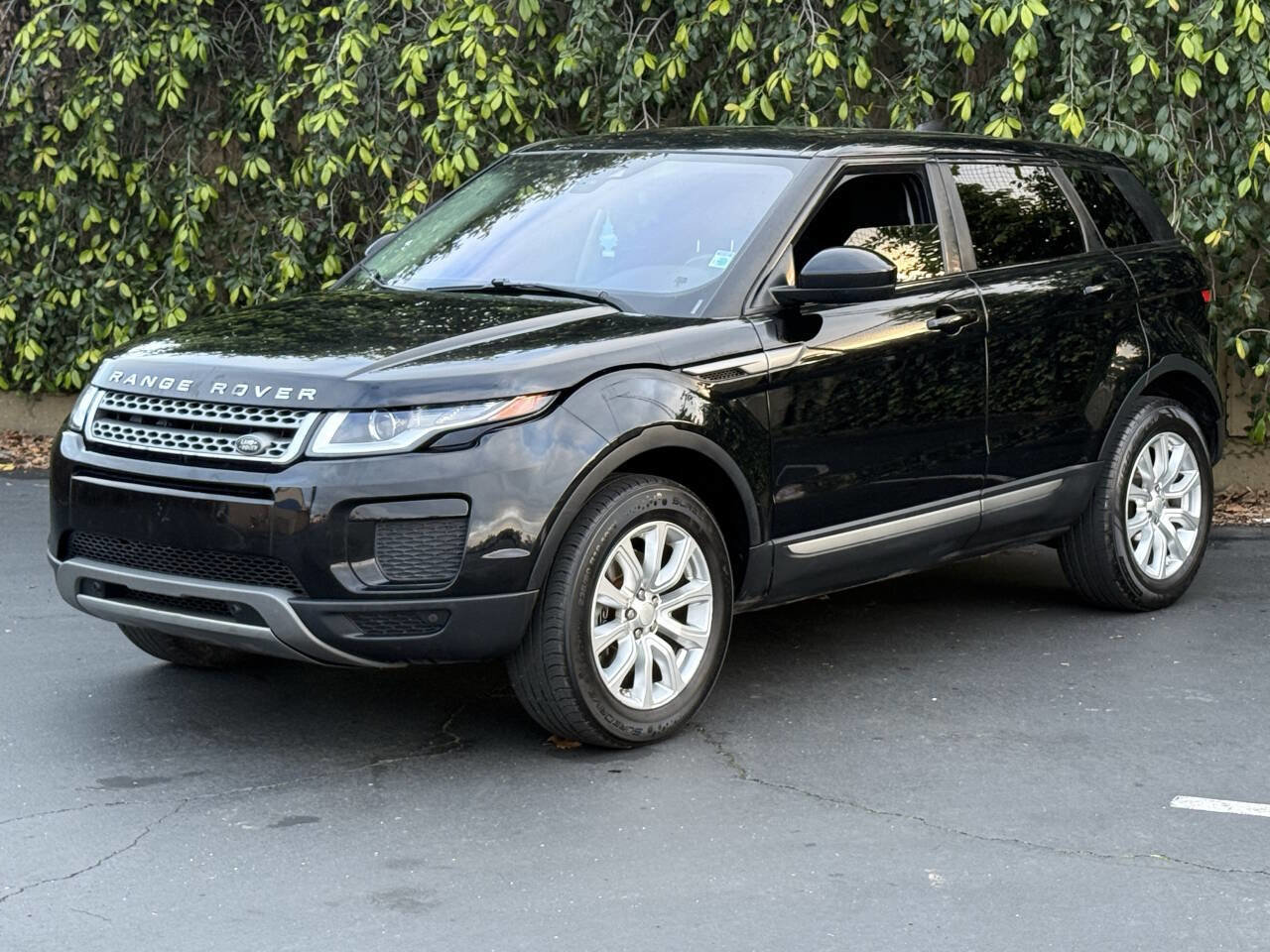Used 2018 Land Rover Range Rover Evoque SE image 4