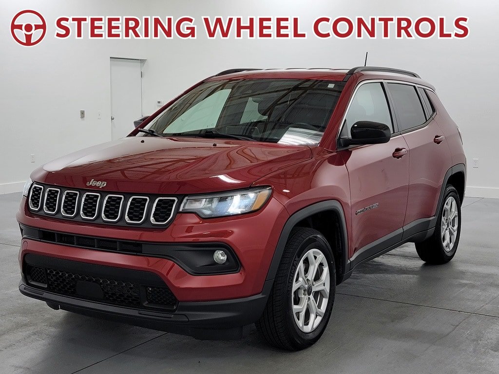Used 2025 Jeep Compass Latitude AWD/4WD image 4