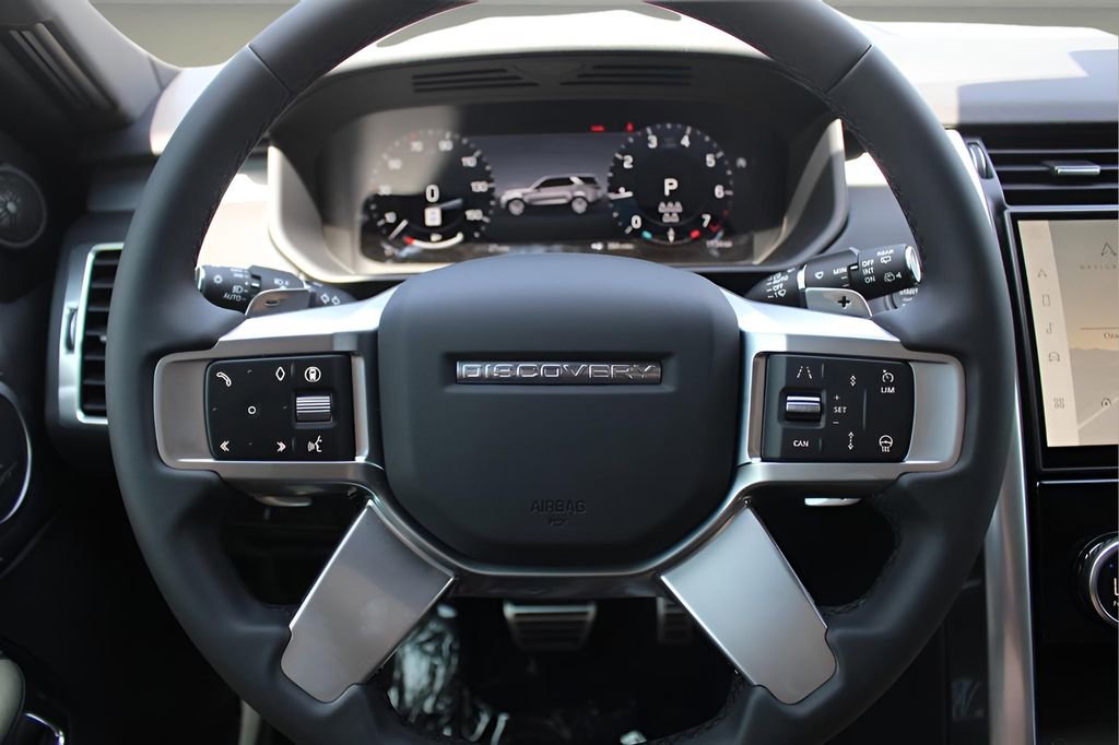 New 2025 Land Rover Discovery Dynamic SE image 18