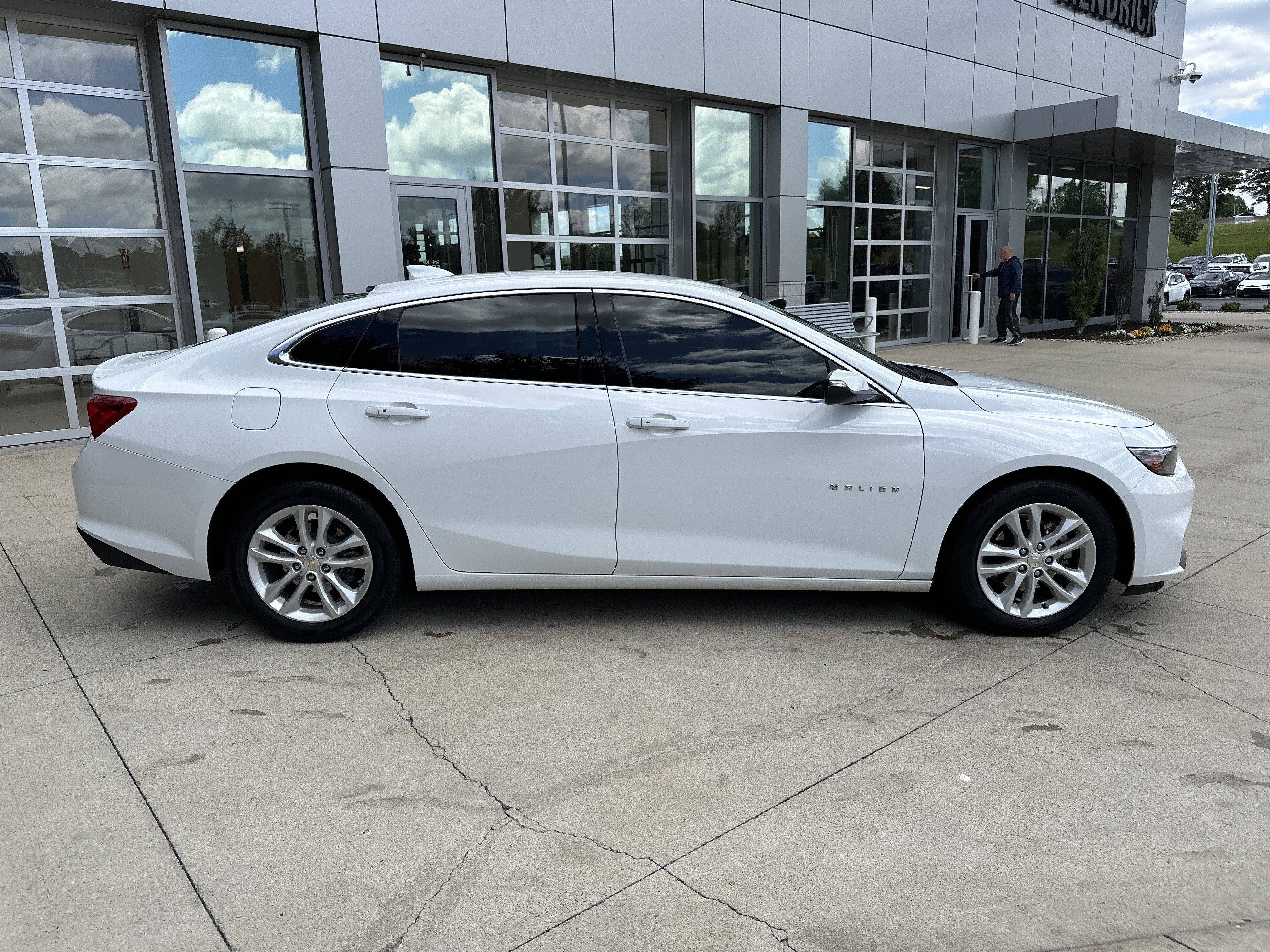 Used 2017 Chevrolet Malibu LT FWD image 9