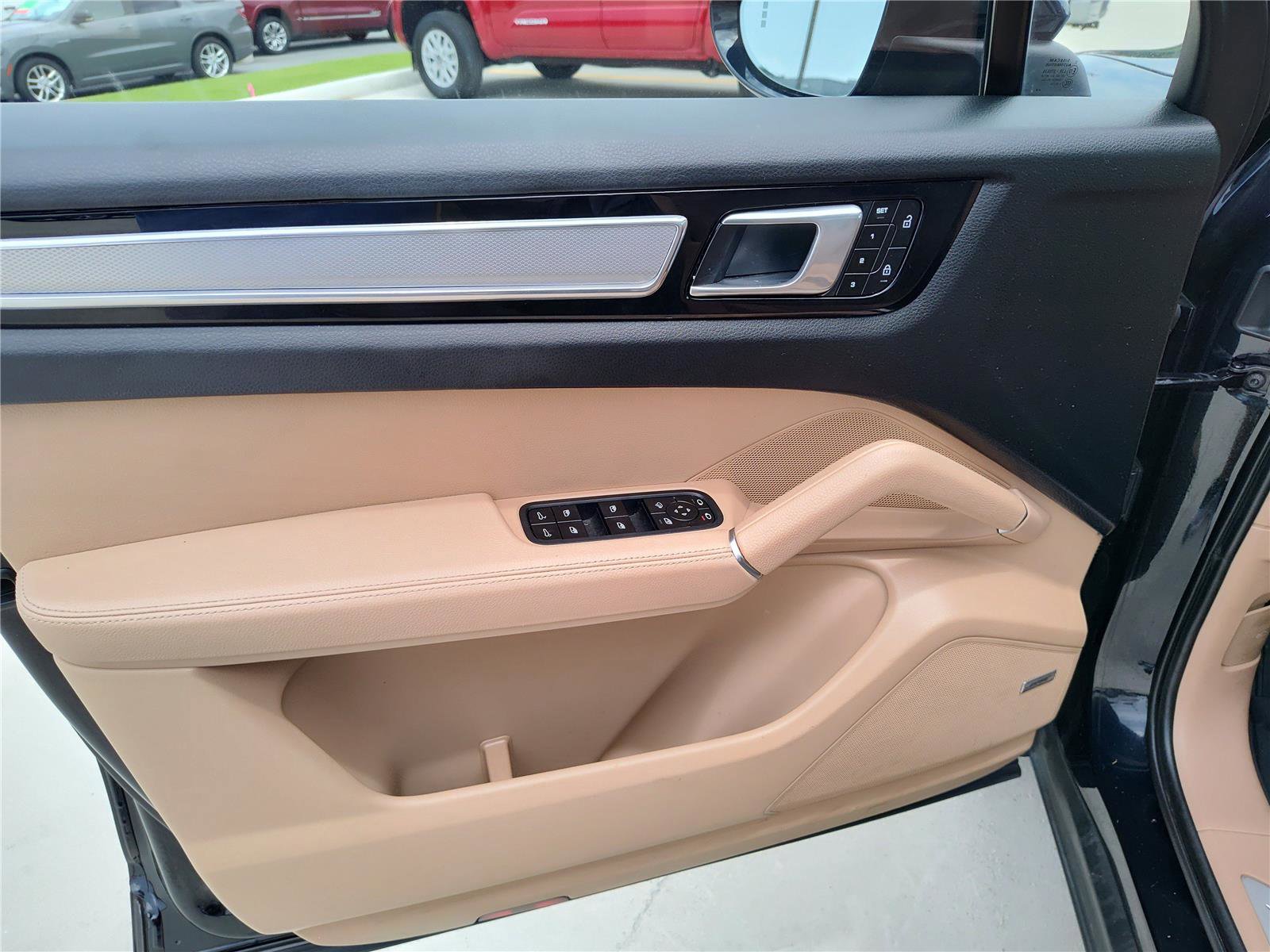 Used 2023 Porsche Cayenne Platinum Edition image 15