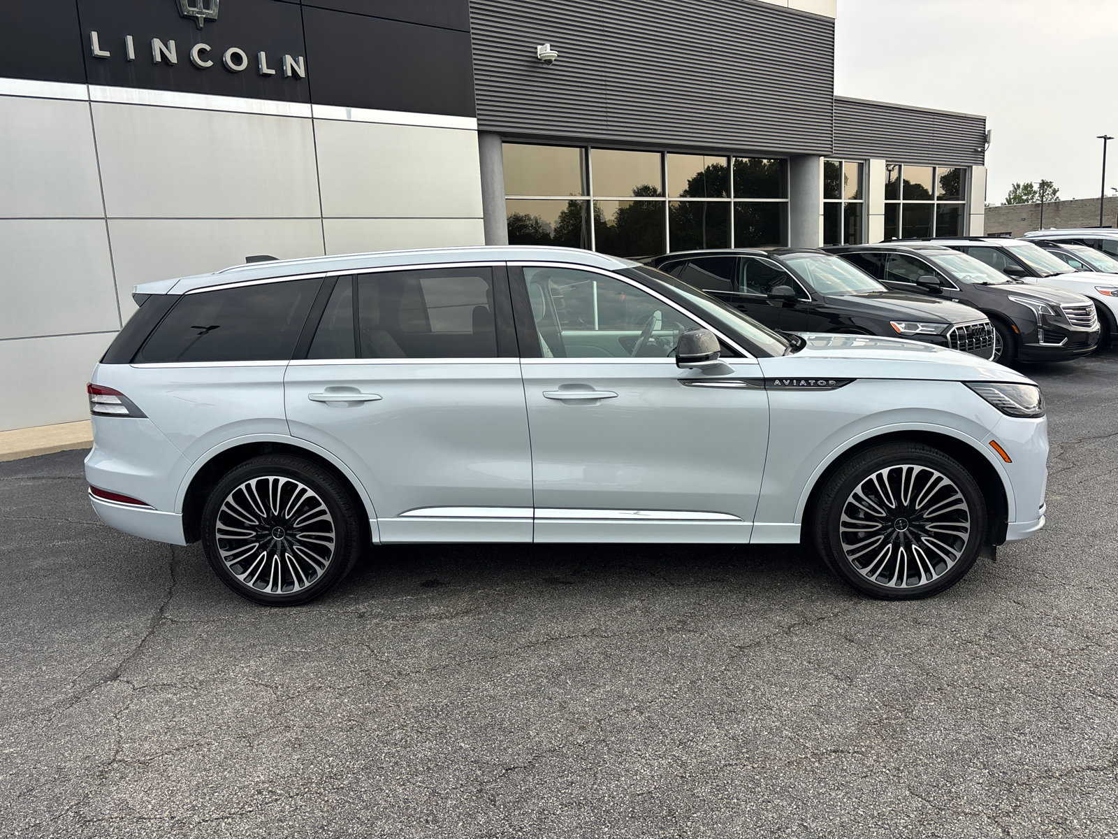 Certified 2025 Lincoln Aviator Black Label AWD/4WD image 8
