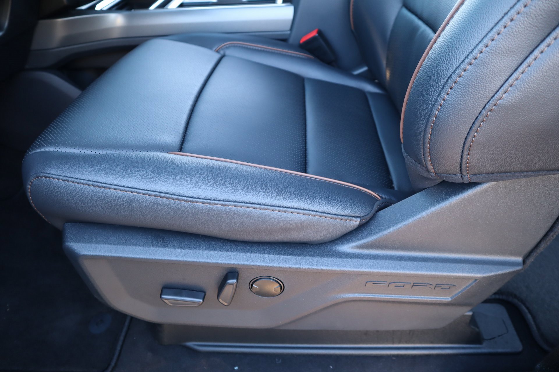 New 2026 Ford F350 Lariat w/ Chrome Package image 13