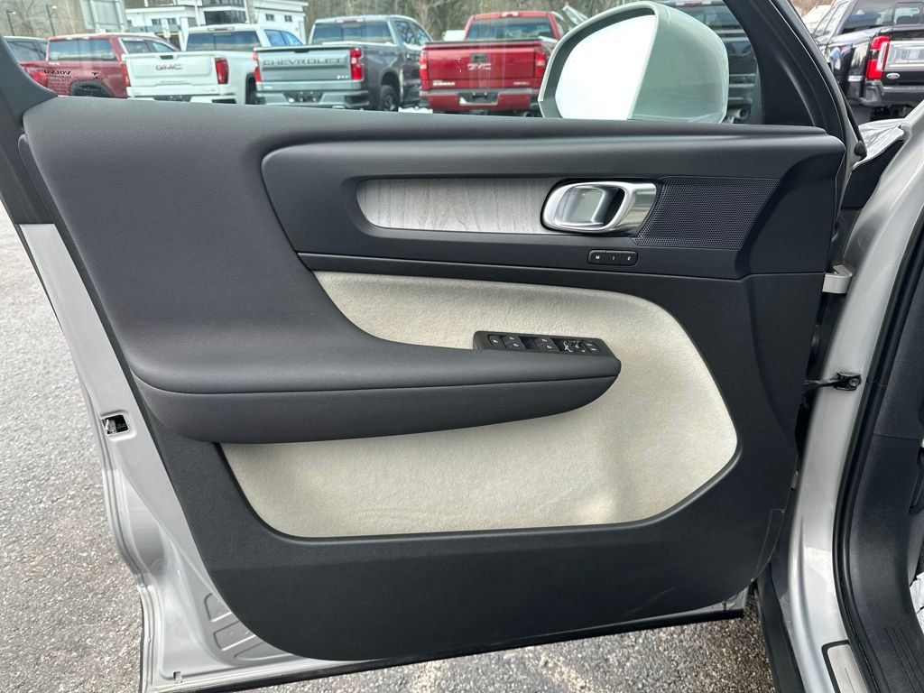 Used 2023 Volvo XC40 B5 Plus w/ Driver Assist Package image 10
