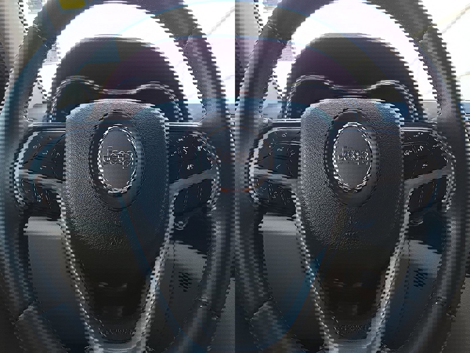 Used 2021 Jeep Grand Cherokee Laredo image 12