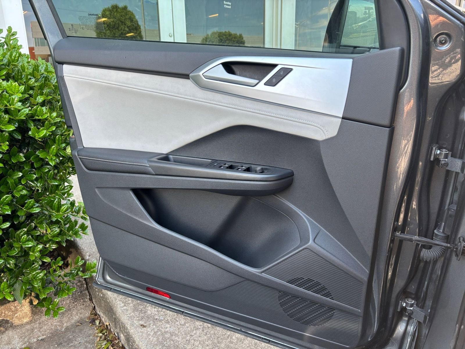 Used 2025 Volkswagen Taos SE FWD image 18