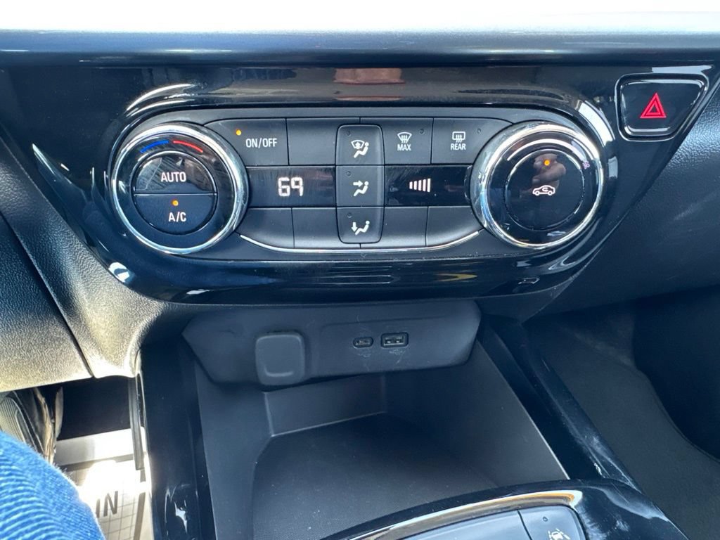 Used 2025 Chevrolet Trax LT FWD image 29