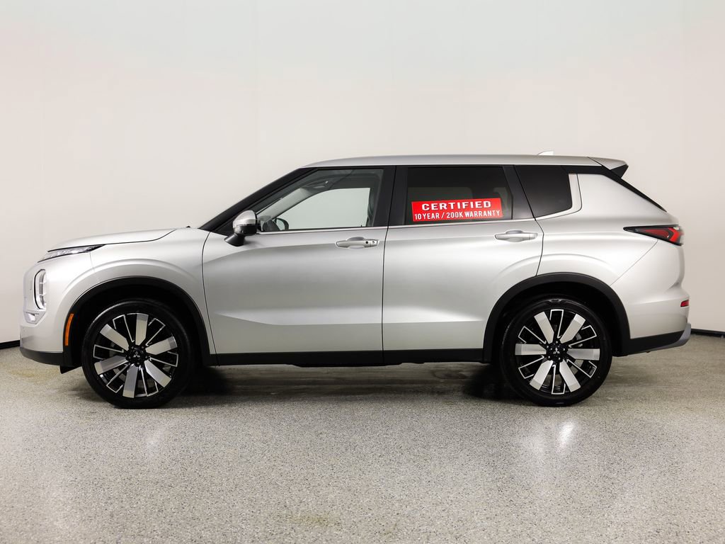 Used 2025 Mitsubishi Outlander SE image 5