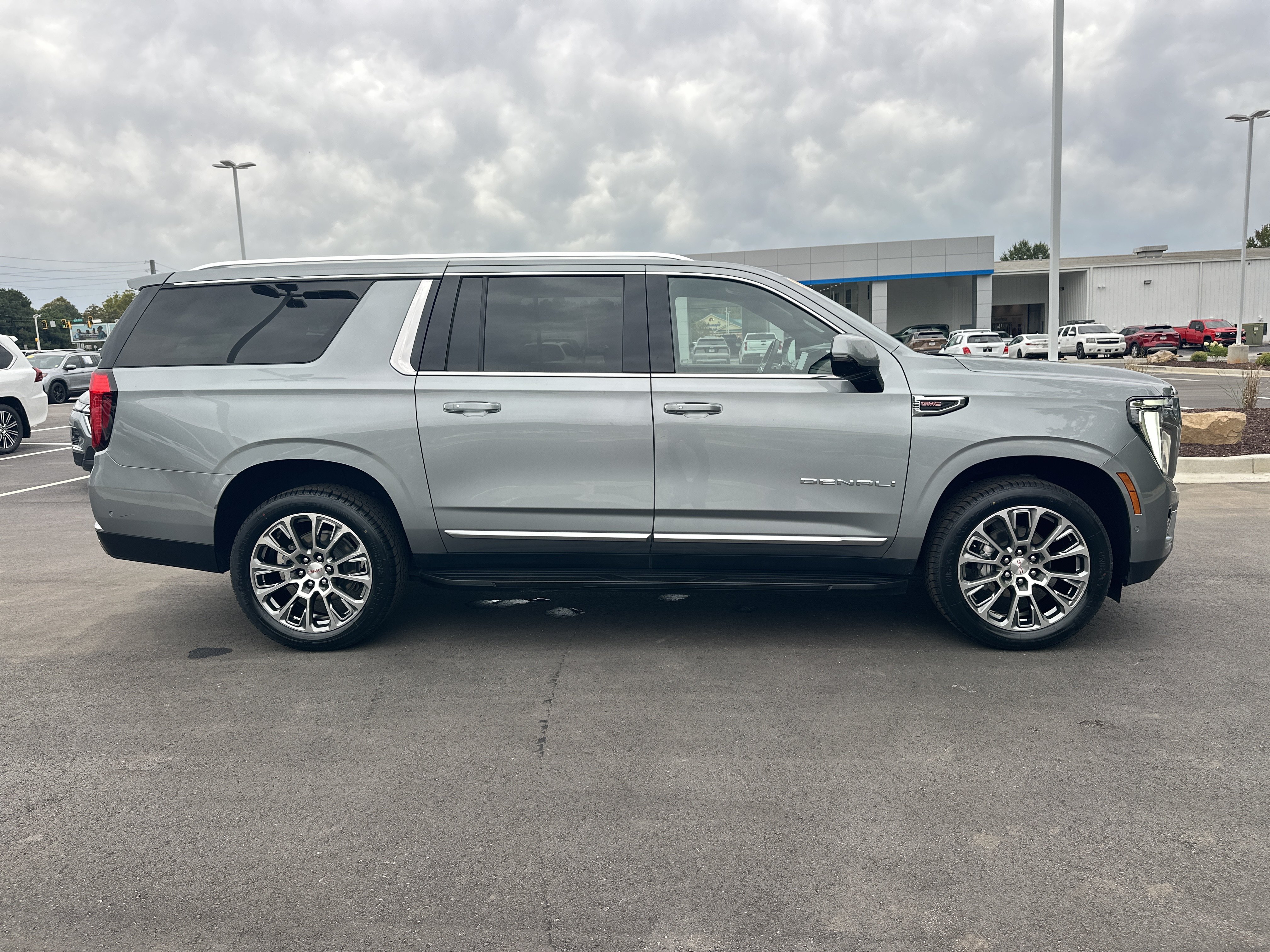 Used 2025 GMC Yukon XL Denali RWD image 9