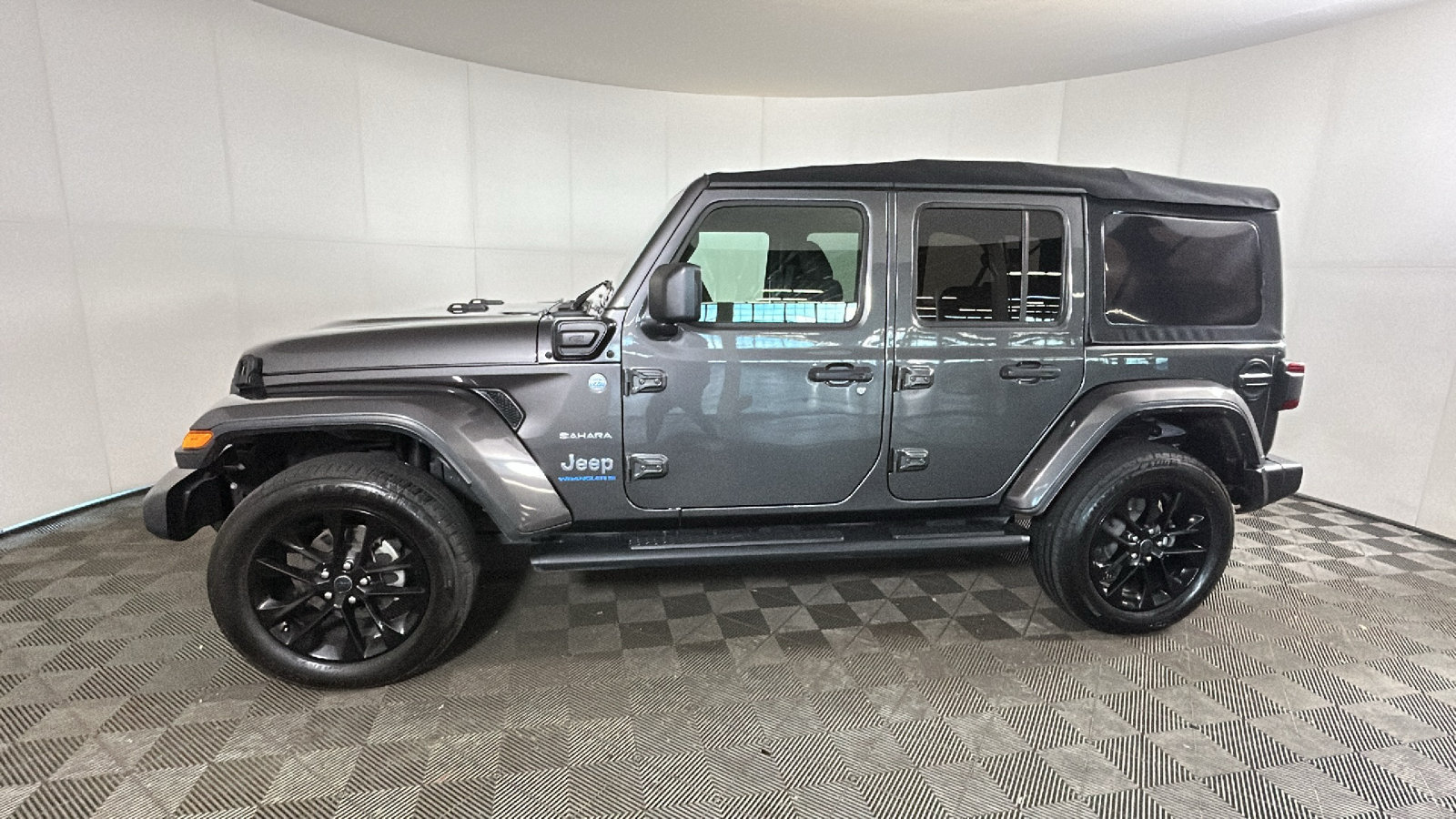 Used 2024 Jeep Wrangler Unlimited Sahara w/ Safety Group AWD/4WD image 7