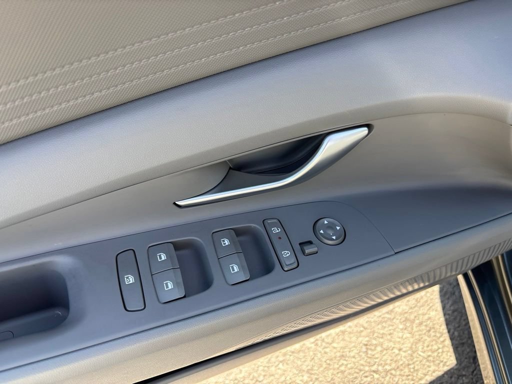 Certified 2025 Hyundai Elantra SE FWD image 19