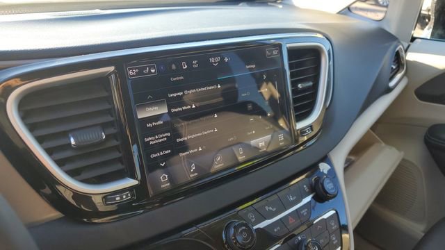 Certified 2024 Chrysler Pacifica Touring-L image 15