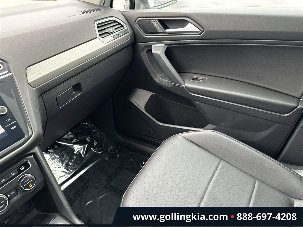 Used 2020 Volkswagen Tiguan SE w/ Panoramic Sunroof Package image 32